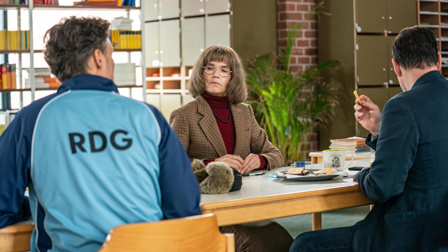 Frau Lohmann (Anke Engelke) weiß, dass sie allseits verhasst ist, während ihr Kollege (Florian David Fitz, li.) glaubt, sich bei der Schülerschaft einschleimen zu können.
Frau Lohmann (Anke Engelke) weiß, dass sie allseits verhasst ist, während ihr Kollege (Florian David Fitz, li.) glaubt, sich bei der Schülerschaft einschleimen zu können.