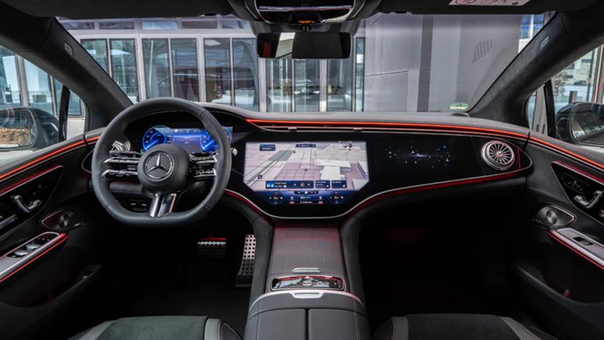 "Hyperscreen" nennt Mercedes das Konglomerat aus drei Bildschirmen, die sich optisch zu einem vereinen.