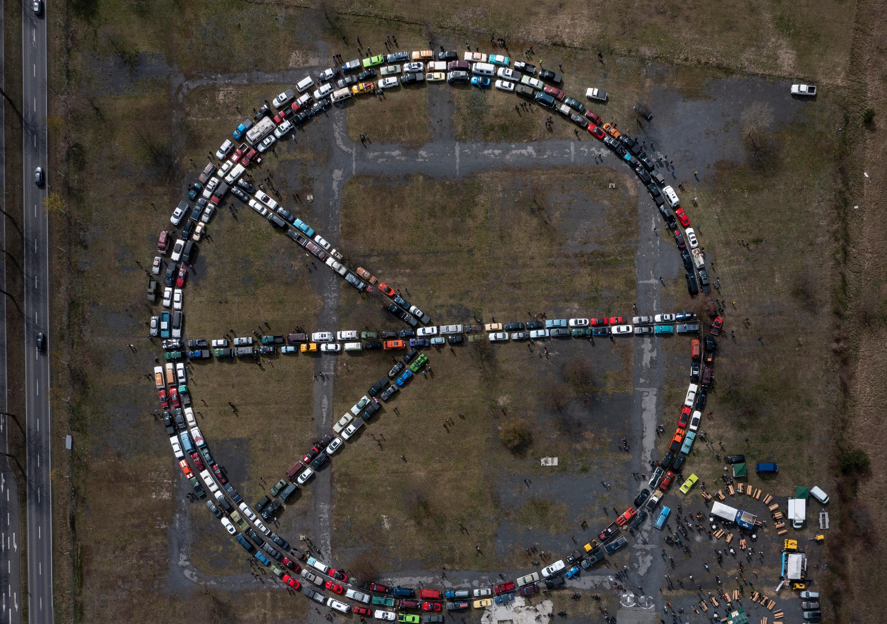 Aus Franken in die Welt mit einem Peace-Zeichen aus Menschen am Ostersamstag