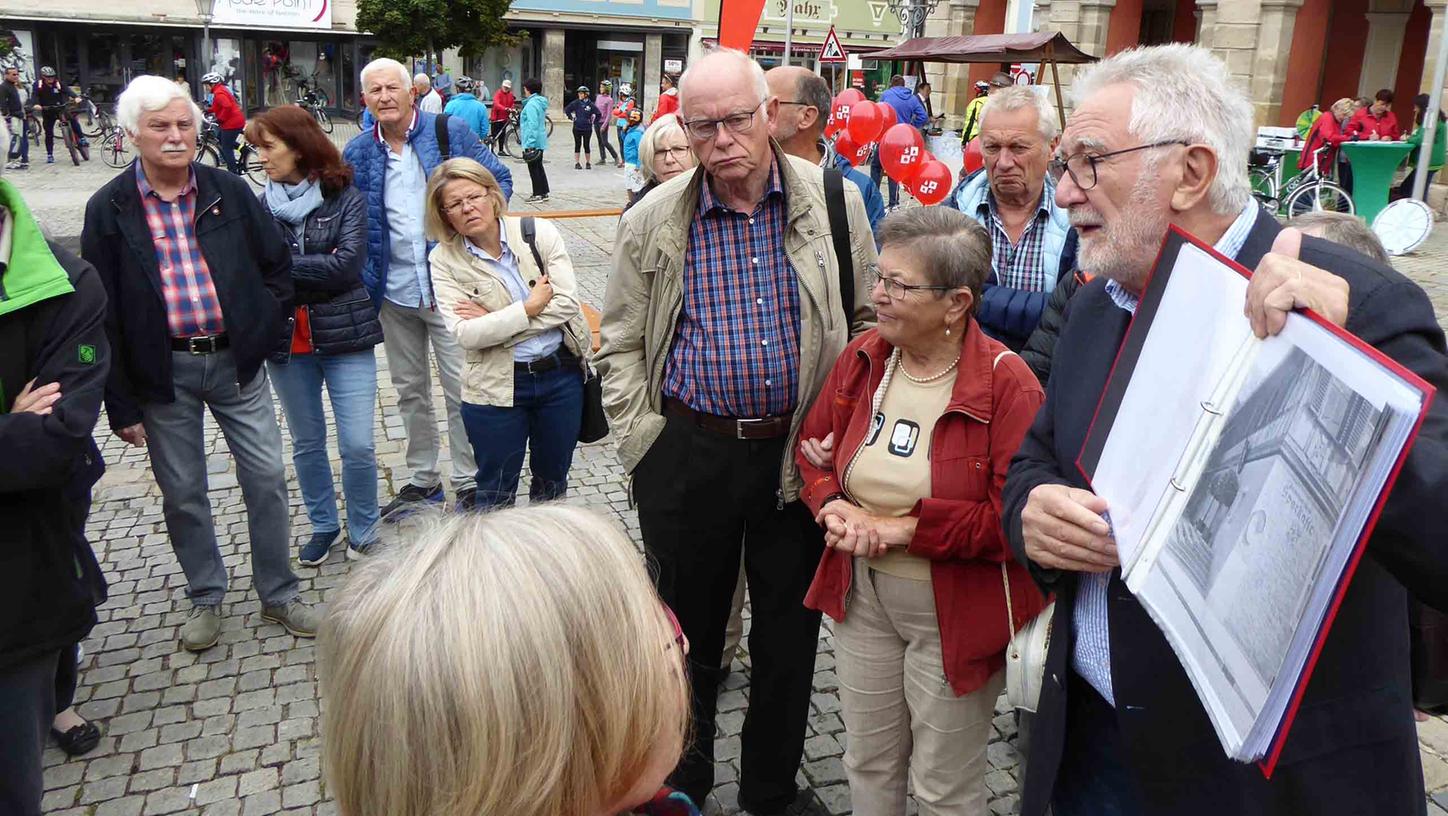 Der Historiker Dr. Wolfgang Mück (rechts) eröffnet Ostersamstag die Saison der Stadtführungen, bei denen bis Oktober Interessantes über Neustadts Geschichte und Geschichtchen zu erfahren ist.