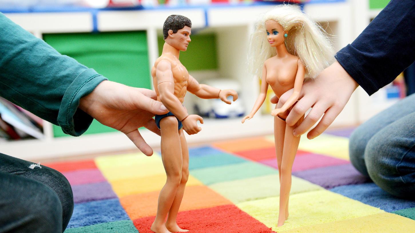 Kinder haben viele Fragen zu Sex und nackten Körpern: Eltern tun gut daran, Antworten auf solche Fragen zu finden. Kinder haben viele Fragen zu Sex und nackten Körpern: Eltern tun gut daran, Antworten auf solche Fragen zu finden.