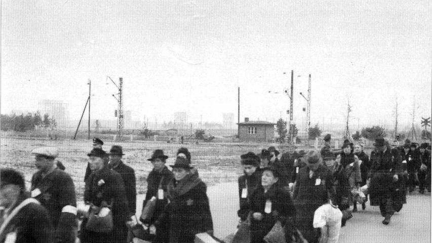 Die Aufnahme aus dem November 1941 zeigt jüdische Bürger aus Nordbayern, die auf dem Weg ins Sammellager nahe dem Bahnhof Märzfeld im heutigen Langwasser sind.
