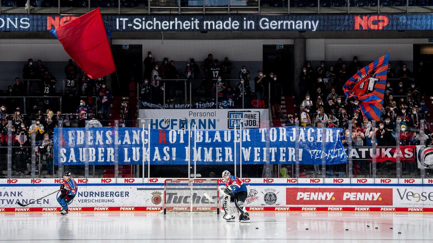 Lebenslang rot-blauer Torjäger? Zumindest sein erstes DEL-Tor hat Lukas Ribarik schon einmal in den richtigen Farben geschossen. 