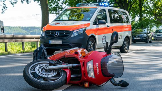 Greding: Vier Motorradfahrer stürzen wegen Split auf der Fahrbahn