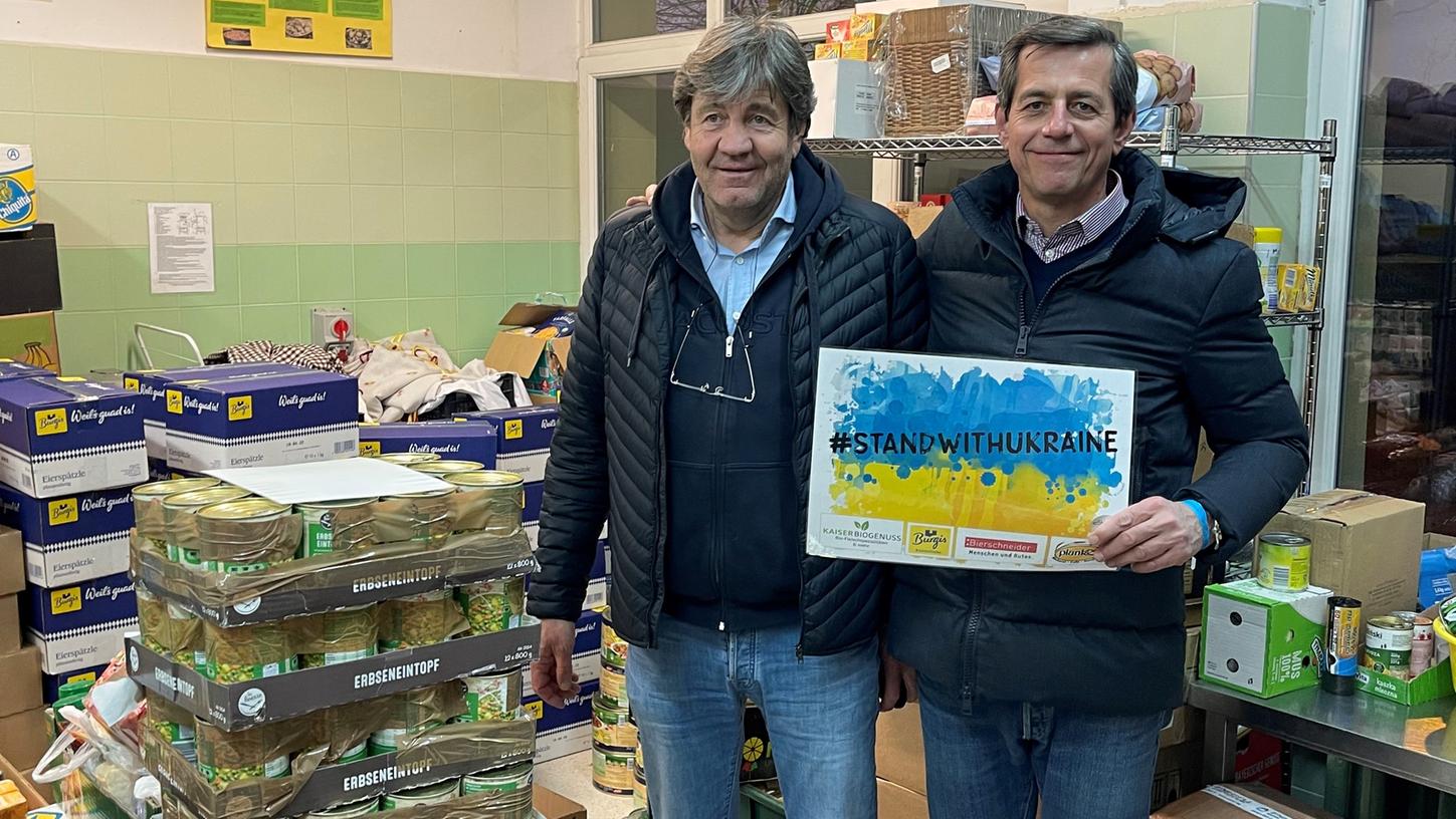 Manfred Kaiser (li.) und Timo Burger aus Neumarkt sind bei der Unternehmergruppe dabei, die Hilfstransporte in die Ukraine organisiert. 