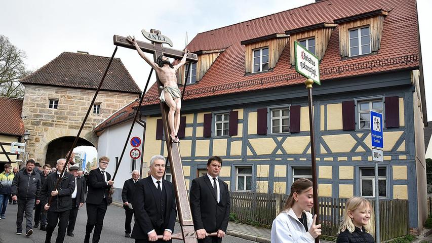 Gläubige Katholiken nahmen an der Prozession am Karfreitag in Neunkirchen teil. 