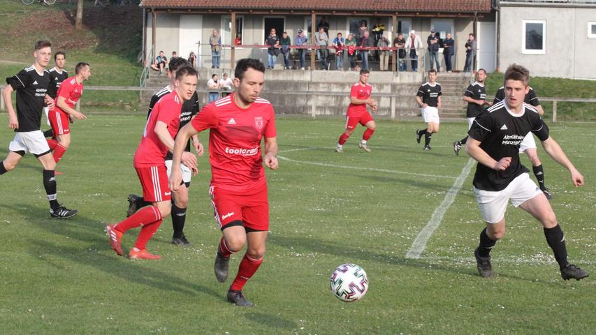 Die DJK Stopfenheim (in Schwarz) und der TSV Absberg (in Rot) lieferten sich ein umkämpftes Nachbarschaftsduell in der Kreisliga West, das mit einem letztlich gerechten 1:1 endete.
