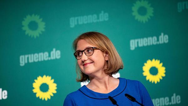 Lisa Paus, stellvertretende Vorsitzende der Grünen-Bundestagsfraktion, soll neue Familienministerin werden, wie am 14. April 2022 bekannt gegeben wurde. Die 53-jährige Diplom-Volkswirtin gehört dem linken Parteiflügel an und kommt ursprünglich aus dem nordrhein-westfälischen Rheine, lebt aber seit längerem in Berlin, wo sie auch im traditionell linken Grünen-Landesverband aktiv ist. Seit 2009 sitzt Lisa Paus im Bundestag. Sie hat jahrelange Erfahrung in der Finanz- und Wirtschaftspolitik gesammelt, gilt aber auch als einer der führenden Köpfe hinter dem grünen Konzept für eine sogenannte Kindergrundsicherung.