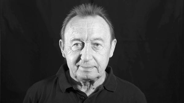 "Gerd Müller des Ostens": Es ist nach dem Tod von Hans-Jürgen Dörner der zweite große Verlust des Ost-Fußballs binnen weniger Monate. Joachim Streich ist 71 Jahre alt geworden. Als Stürmer traf in seinen 102 Spielen im DDR-Trikot 55-mal. Hinzu kommen 229 Tore in 378 Spielen der Oberliga - Rekorde für die Ewigkeit.