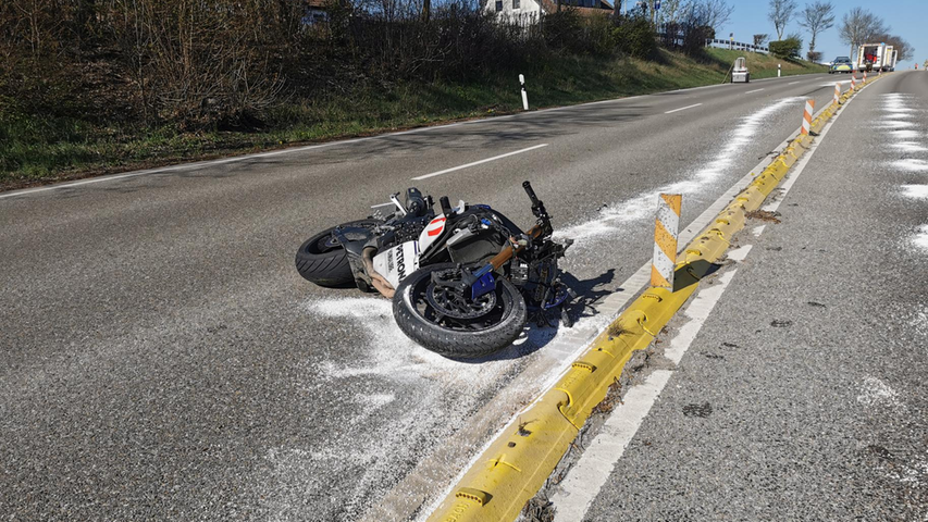Dabei stieß sie mit einem Motorradfahrer zusammen, der stadteinwärts unterwegs war. Beide wurden durch die Wucht des Zusammenstoßes von ihren Zweirädern geschleudert. 