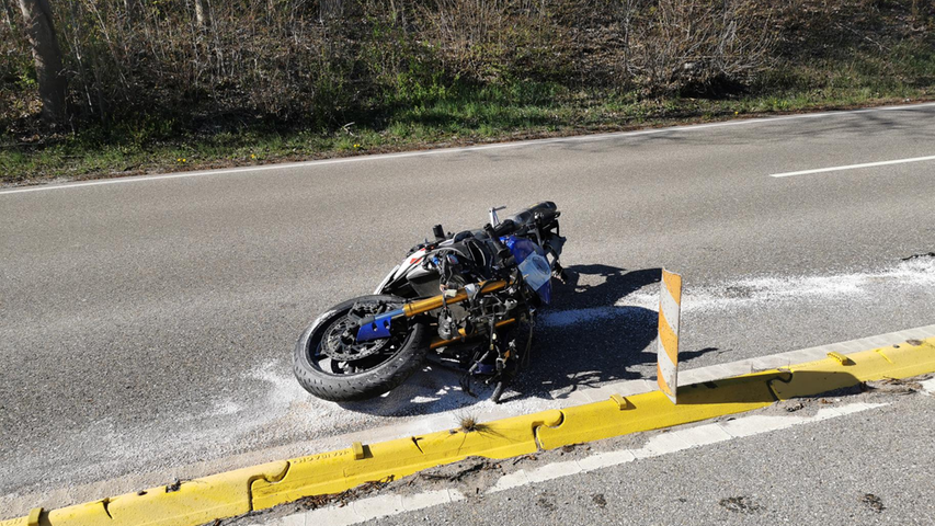 Der Motorradfahrer wurde schwerverletzt mit einem Rettungshubschrauber ins Krankenhaus gebracht.