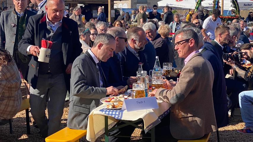 Freie-Wähler-Chef Hubert Aiwanger ließ sich im Sonnenschein gegenüber von Nürnbergs Wirtschaftsreferent Michael Fraas eine Brotzeit schmecken.