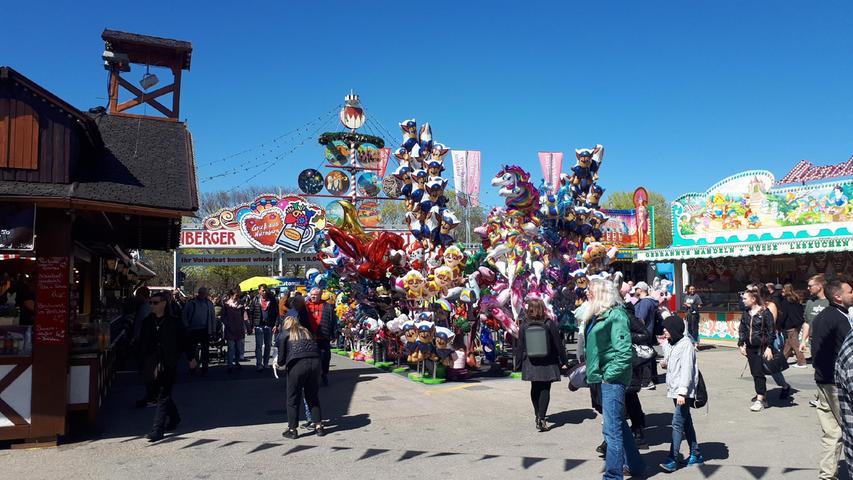Am Eingang zum Volksfestplatz passieren die Besucher wie gewohnt einen Stand mit bunten Luftballons in verschiedensten Formen.
