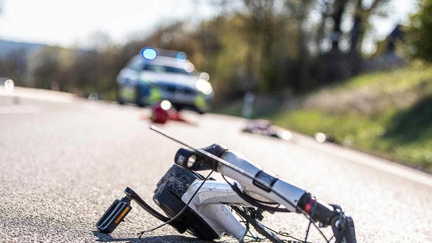 Radfahrerin auf B14 in Ansbach von Motorrad erfasst - Frau stirbt noch am Unfallort