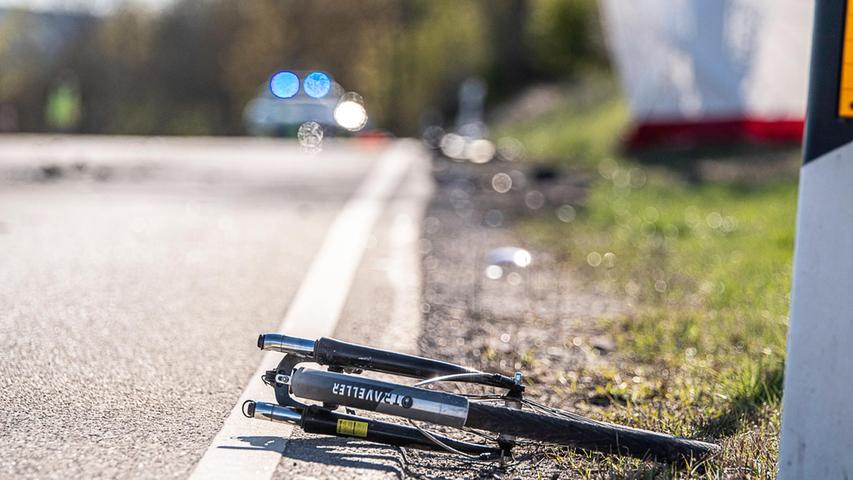 Radfahrerin auf B14 in Ansbach von Motorrad erfasst - Frau stirbt noch am Unfallort