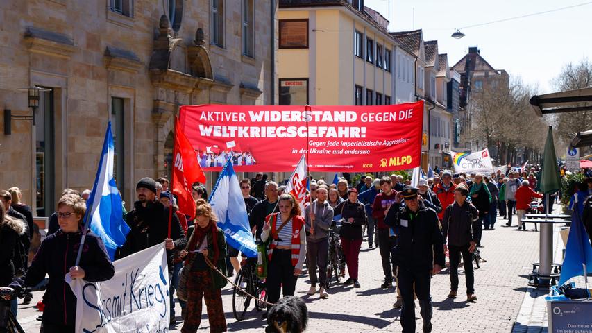 Am Langemarckplatz begann die Kundgebung mit Ansprachen, darunter Felix Hauenstein von Fridays for Future, der Kriege und Klimawandel gleichermaßen als Bedrohung für die Menschheit anprangerte.