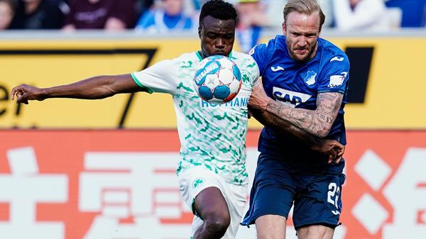 Kam schon in der Anfangsphase für den verletzten Nielsen und durfte deshalb zum ersten Mal in 2022 mal wieder länger mitspielen. Das sah man in den folgenden 65 Minuten. War nie wirklich eingebunden ins Spiel, leistete sich technische Fehler, lief aber immerhin unermüdlich an. Dennoch vorzeitig ausgewechselt - unter aufmunterndem Applaus seines Trainers.