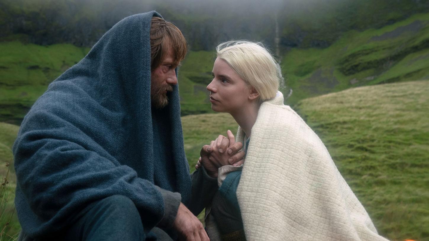 Alexander Skarsgård als Amleth und Anya Taylor-Joy als Olga in einer Szene des Films "The Northman". Alexander Skarsgård als Amleth und Anya Taylor-Joy als Olga in einer Szene des Films "The Northman".