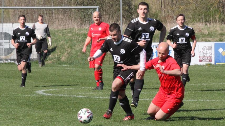 Der FC/DJK Weißenburg (in Schwarz) setzte sich im Nachbarschaftsduell der Fußball-Kreisklasse West mit 4:2 gegen den SC Ettenstatt (in Rot) durch.