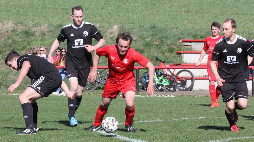 Der FC/DJK Weißenburg (in Schwarz) setzte sich im Nachbarschaftsduell der Fußball-Kreisklasse West mit 4:2 gegen den SC Ettenstatt (am Ball Thomas Brickel, Torschütze zum zwischenzeitlichen 3:2) durch.
