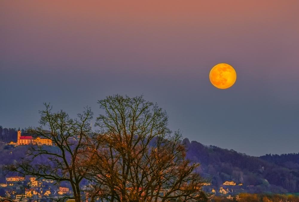 Mystischer Anblick: So zeigte sich der Mond am 16.April über Neumarkt.