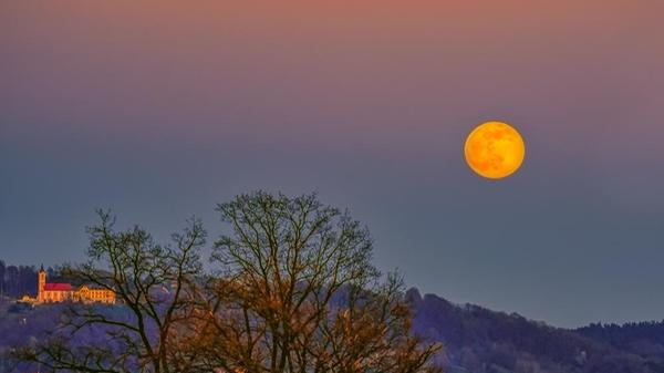 Mystischer Anblick: So zeigte sich der Mond am 16.April über Neumarkt.
