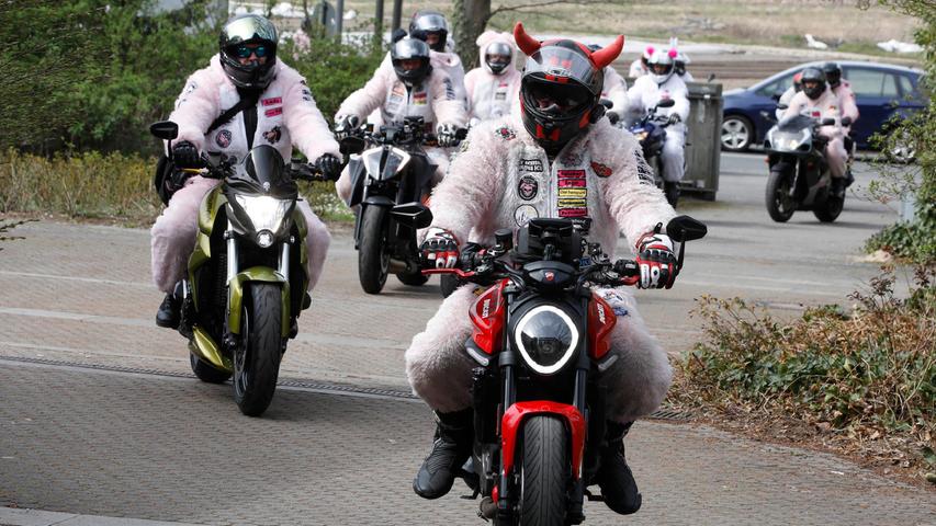 Für guten Zweck: Biker rollen in rosa Hasenkostümen durch Nürnberg