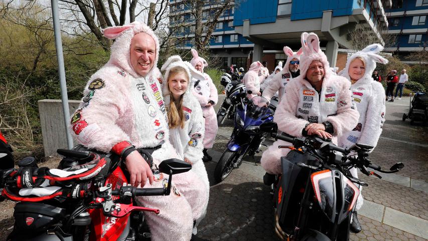 Für guten Zweck: Biker rollen in rosa Hasenkostümen durch Nürnberg
