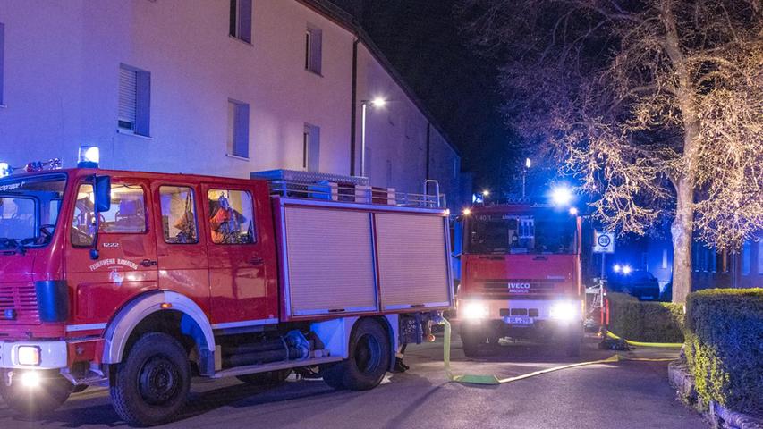Die Feuerwehr drang darauf bis zu der Wohnung vor, in der das Feuer ausgebrochen war: "In der Brandwohnung selbst wurde eine leblose Person aufgefunden, die durch die Feuerwehr gerettet wurde", erklärt Oliver Eßel, Pressesprecher der Feuerwehr Bamberg vor Ort. 
