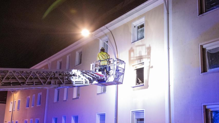 Noch am Abend nahm die Kriminalpolizei die Ermittlungen zur Brandursache auf. An der Wohnung entstand ein Sachschaden von geschätzten 40.000 Euro.