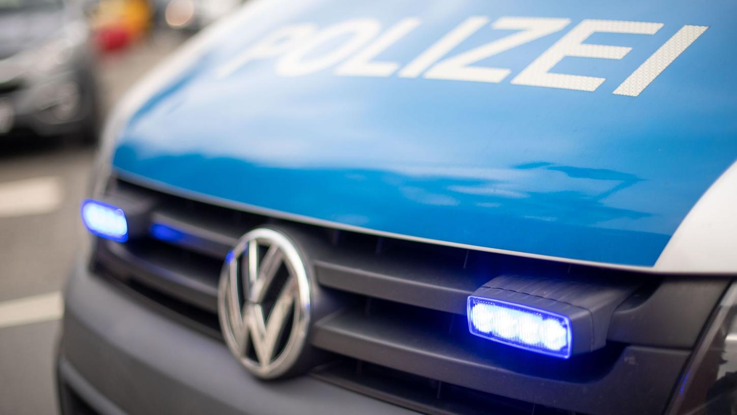Die Polizei sucht nach einem roten Lkw. Die Polizei sucht nach einem roten Lkw.