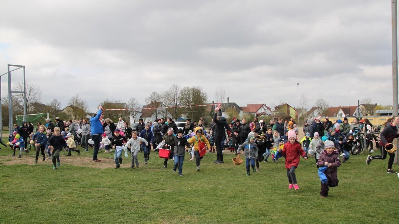 Die SPD Adelsdorf hatte zur Ostereiersuche eingeladen - und viele Kinder folgten dem Aufruf.