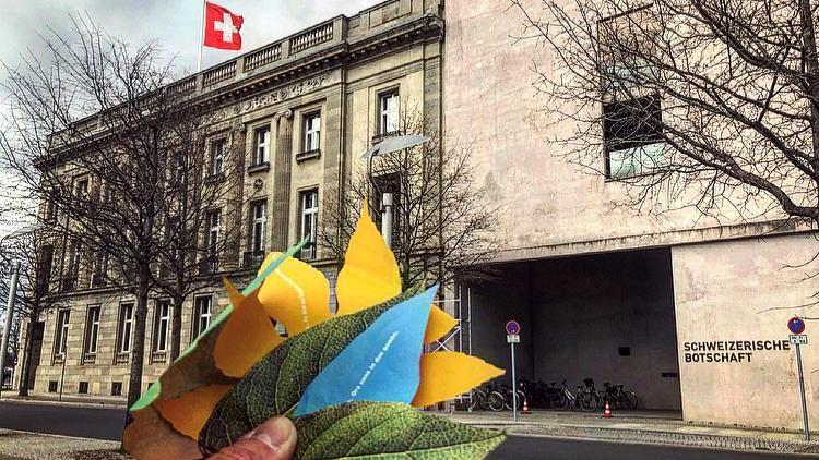 Blätter im Wind mit Tiefgang - ein Kunstprojekt der Schweizer Botschaft.
 
