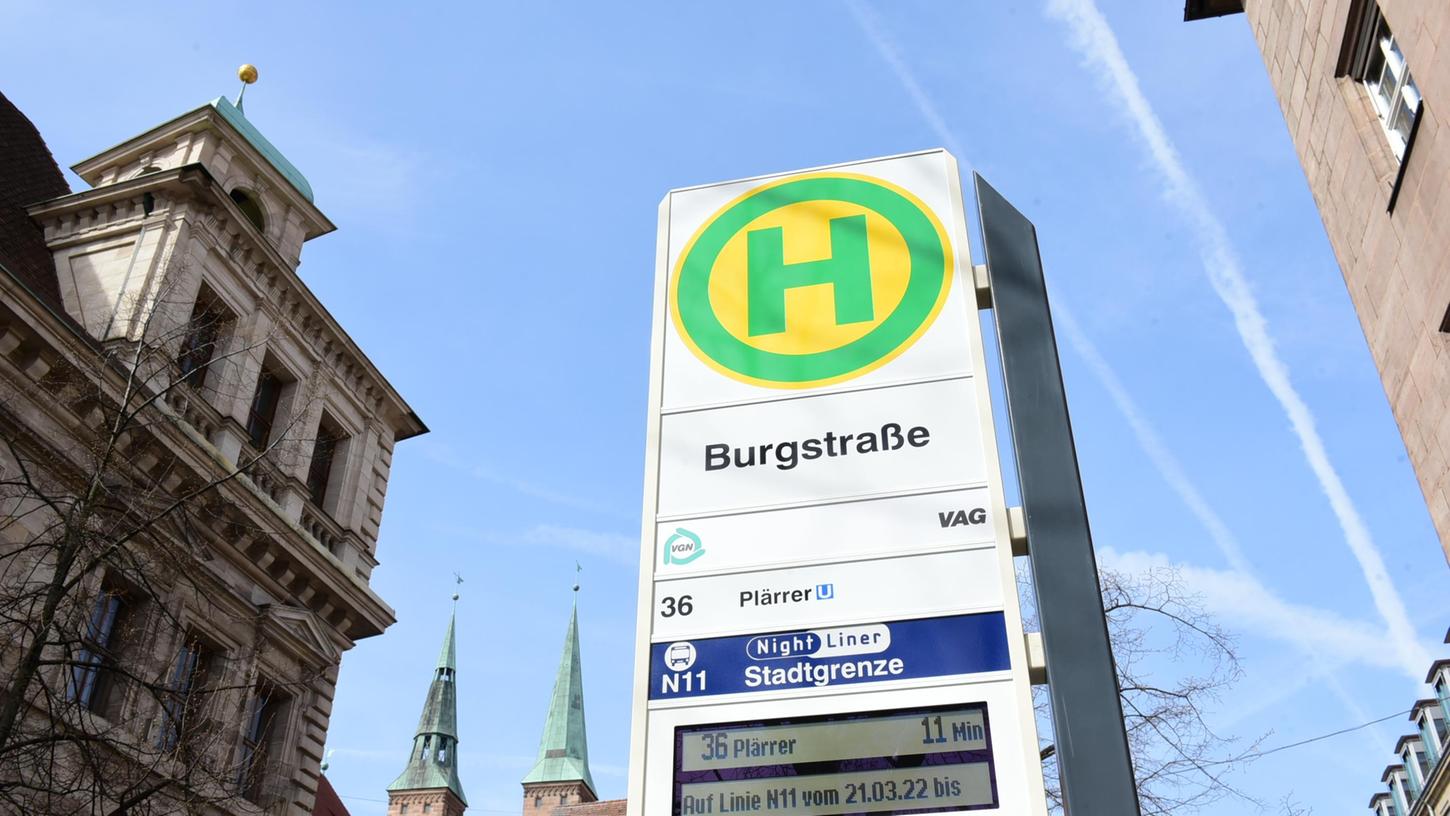 Die VAG stattet alle Bushaltestellen in Nürnberg mit digitalen Anzeigern aus.