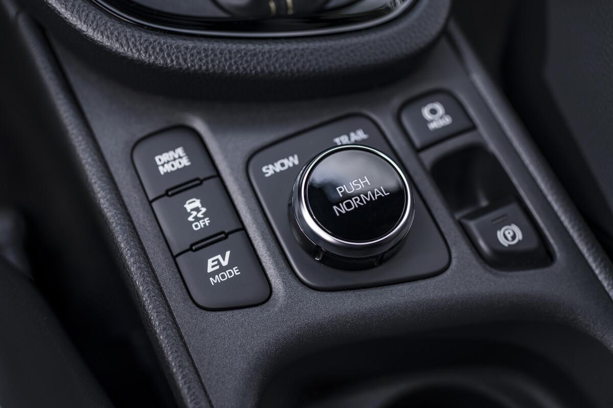 Drei Fahrprogramme - Normal, Trail und Snow - passen das Tun des Systems an die jeweilige Situation an, zudem gibt es eine Bergabfahrkontrolle.