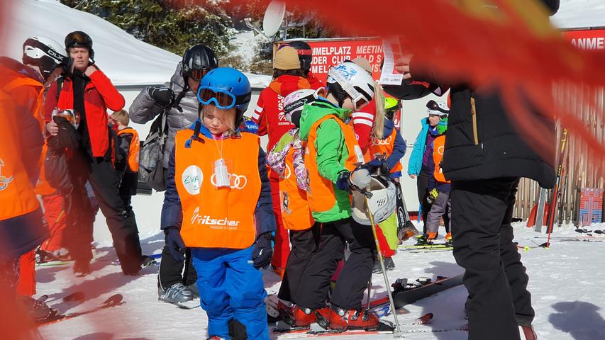 Die Kinder warten in der Skischule Tritscher auf den Beginn Ihres Skikurses. Die spannende Reisereportage zu dieser Bildergalerie lesen Sie hier auf unserem Premiumportal nn.de