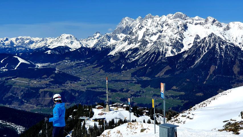 Blick vom Skigebiet weit ins Ennstal hinein und hinüber zum gewaltigen Dachstein.