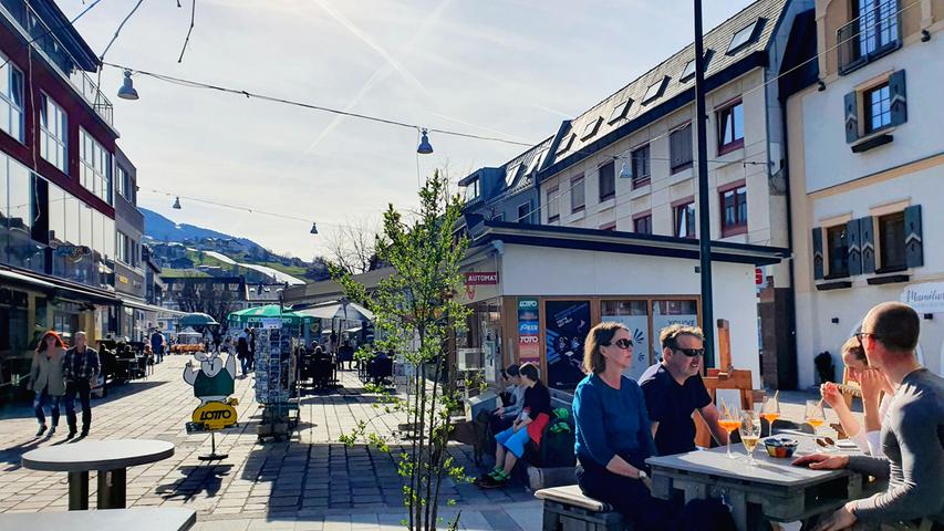 Nach dem Skitag genießen viele einen Aperol Spritz in einem der vielen Cafés in der Schladminger Altstadt. Dieses Foto entstand kurz vor Ostern im April.