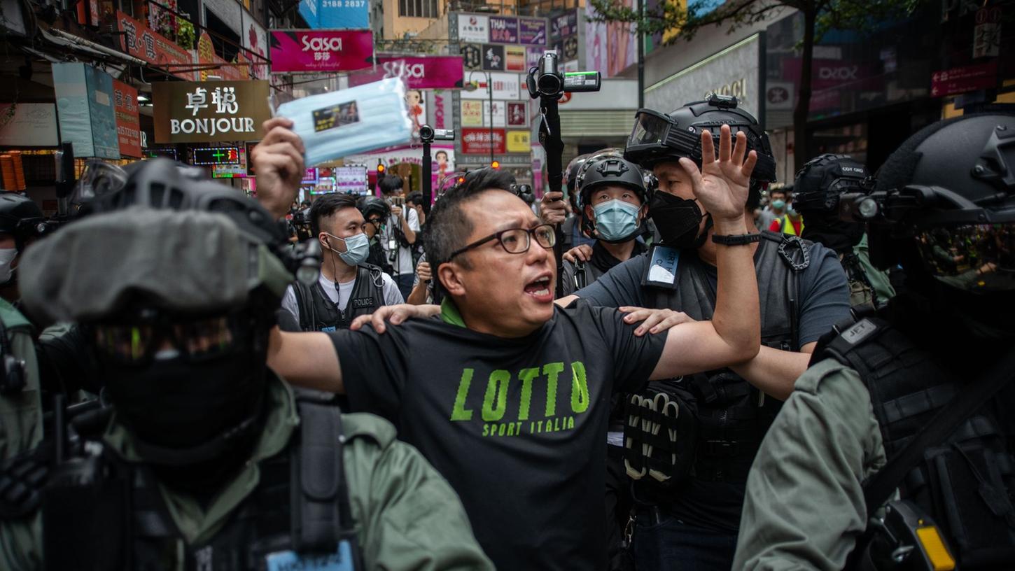 Tam Tak-chi wurde angelastet, den demokratischen Slogan "Befreit Hongkong, Revolution unserer Zeit" oder "korrupte Polizisten" sollten "zur Hölle gehen" gerufen zu haben (Archivbild). Tam Tak-chi wurde angelastet, den demokratischen Slogan "Befreit Hongkong, Revolution unserer Zeit" oder "korrupte Polizisten" sollten "zur Hölle gehen" gerufen zu haben (Archivbild).