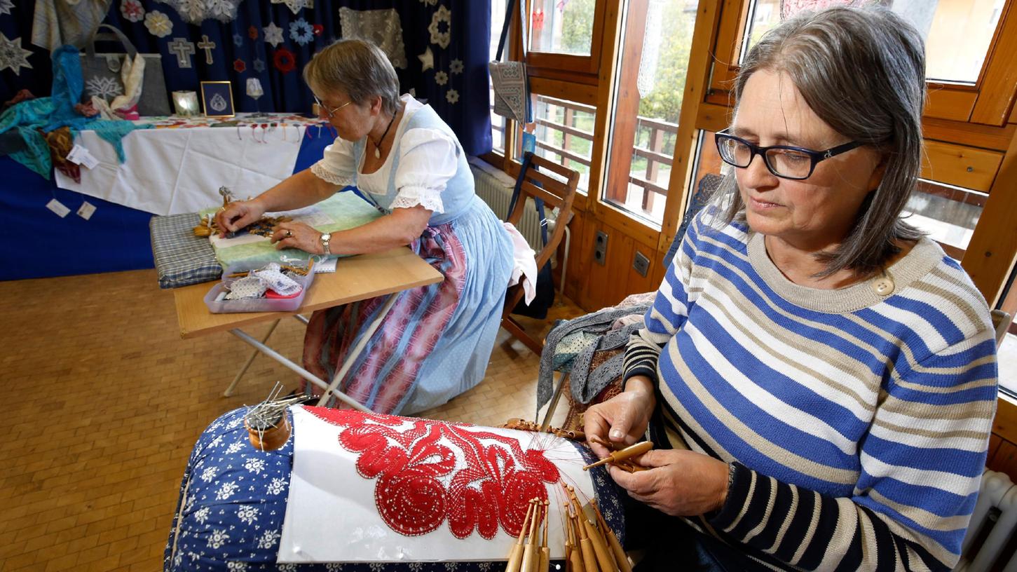 Klöppeln ist ein interessantes Handwerk, mit dessen Hilfe erstaunliche Erzeugnisse entstehen. Klöppeln ist ein interessantes Handwerk, mit dessen Hilfe erstaunliche Erzeugnisse entstehen.