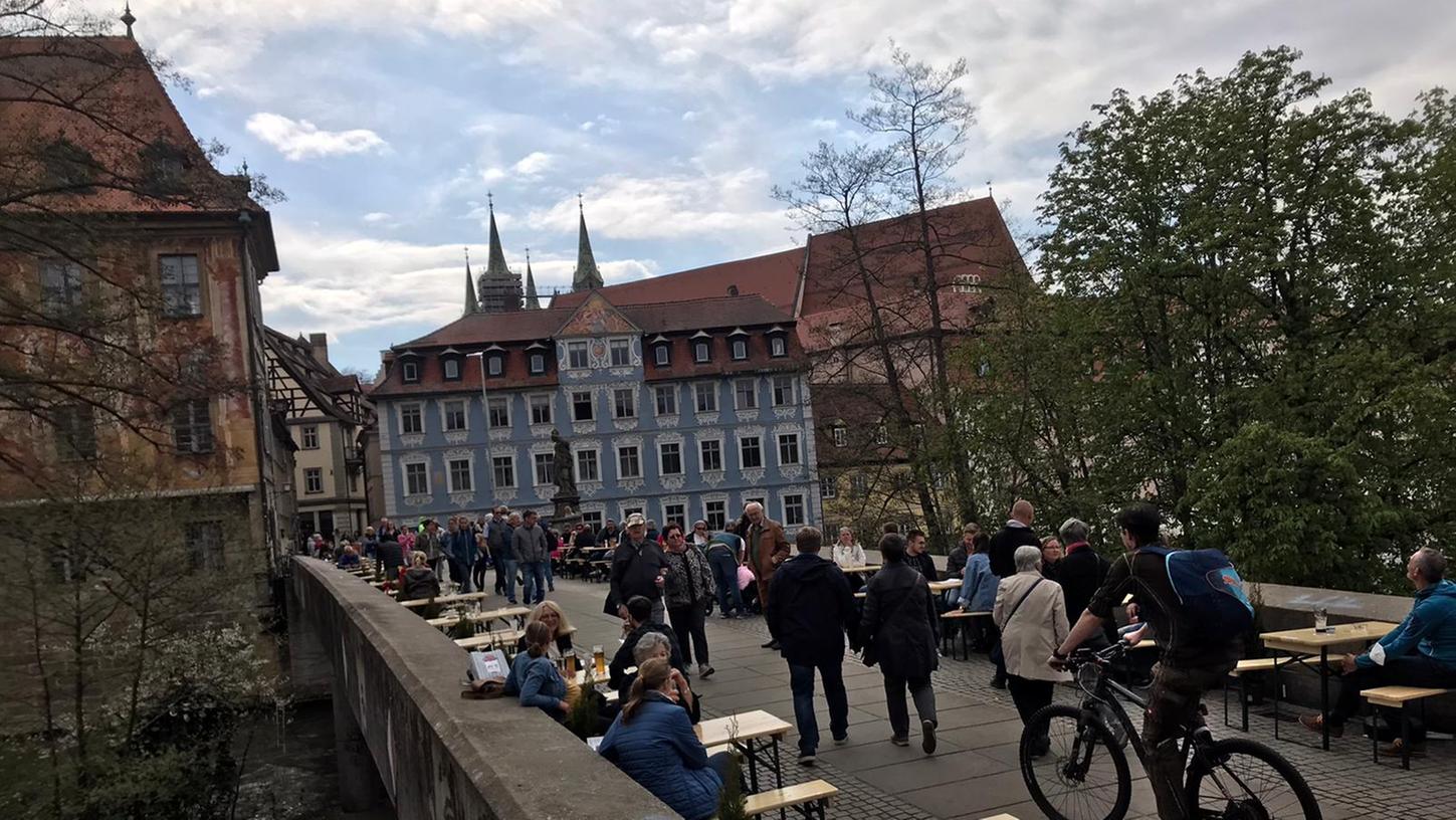 Die Tatverdächtigen flüchteten über die Untere Brücke in Bamberg.
