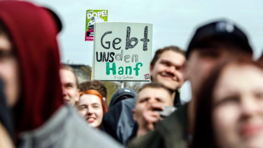 Demonstranten in Berlin fordern eine Legalisierung und sofortige Entkriminalisierung von Cannabis Konsumenten in Deutschland.
