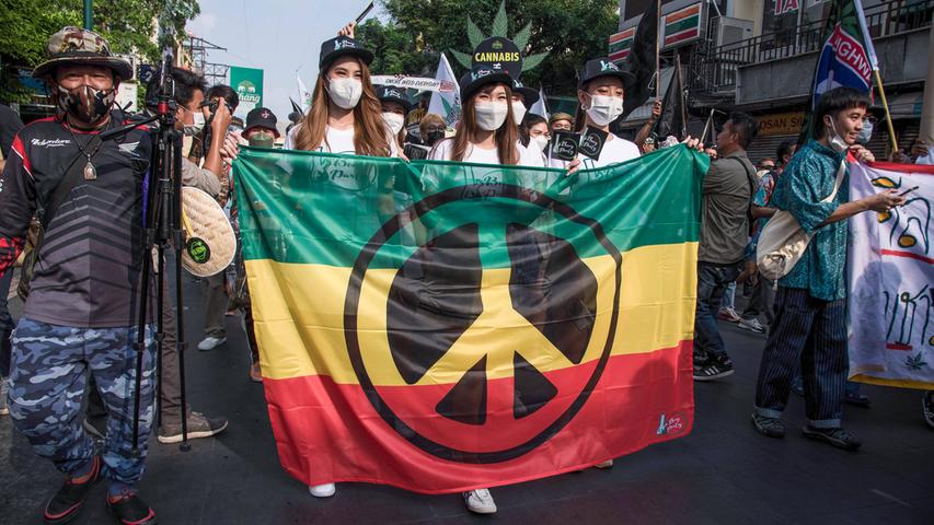  April 20, 2022, Bangkok, Thailand: People hold a flag during the demonstration on Khao San road. Thai activists marched from the Democracy Monument to Khaosan Road to celebrate World Cannabis Day and to promote the recreational use of marijuana in Thailand. Thai authorities have a plan to remove cannabis and hemp from the country s list of narcotics, a historic move that ended decades of prohibition, allowing people to grow the plant for personal consumption that has been used in traditional medicine and cuisine from 09 June 2022 but remains banned for recreational use. Bangkok Thailand - ZUMAs197 20220420_zaa_s197_040 Copyright: xPeeraponxBoonyakiatx
