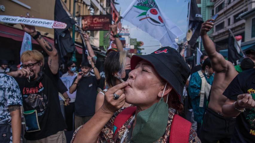  April 20, 2022, Bangkok, Thailand: A woman smokes a joint during the demonstration on Khao San road. Thai activists marched from the Democracy Monument to Khaosan Road to celebrate World Cannabis Day and to promote the recreational use of marijuana in Thailand. Thai authorities have a plan to remove cannabis and hemp from the country s list of narcotics, a historic move that ended decades of prohibition, allowing people to grow the plant for personal consumption that has been used in traditional medicine and cuisine from 09 June 2022 but remains banned for recreational use. Bangkok Thailand - ZUMAs197 20220420_zaa_s197_044 Copyright: xPeeraponxBoonyakiatx