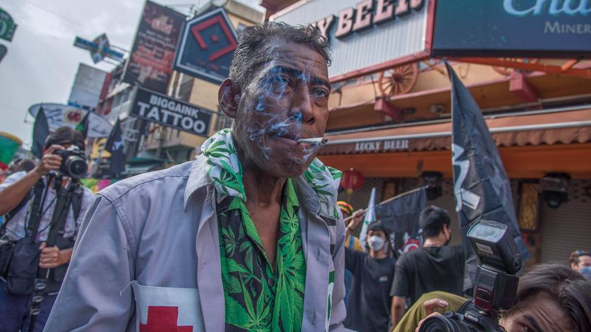 April 20, 2022, Bangkok, Thailand: A man smokes a joint during the demonstration on Khao San road. Thai activists marched from the Democracy Monument to Khaosan Road to celebrate World Cannabis Day and to promote the recreational use of marijuana in Thailand. Thai authorities have a plan to remove cannabis and hemp from the country s list of narcotics, a historic move that ended decades of prohibition, allowing people to grow the plant for personal consumption that has been used in traditional medicine and cuisine from 09 June 2022 but remains banned for recreational use. Bangkok Thailand - ZUMAs197 20220420_zaa_s197_045 Copyright: xPeeraponxBoonyakiatx 