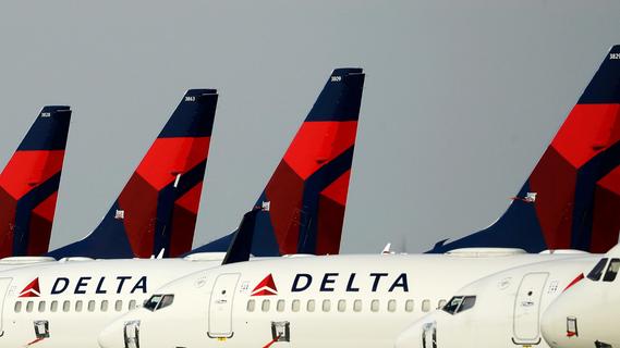 US-Gericht kassiert Maskenpflicht ein: Flugpassagiere werfen Mund-Nasen-Schutz jubelnd in den Müll