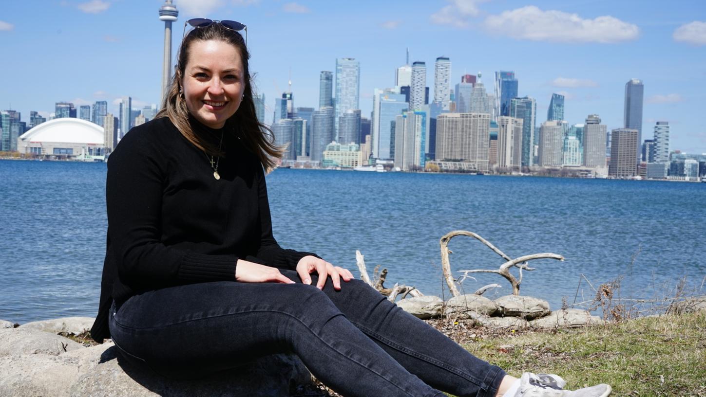 Grundschullehramtsstudentin Marissa Ullinger aus Stein vor der Skyline in Toronto. Jede freie Minute nutzt die 24-Jährige, um das Land zu entdecken. 