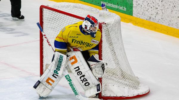 DEL 2 ESV Kaufbeuren - Lausitzer Fuechse 05.01.2022 Leon Hungerecker (Fuechse 31) in Aktion *** DEL 2 ESV Kaufbeuren Lau