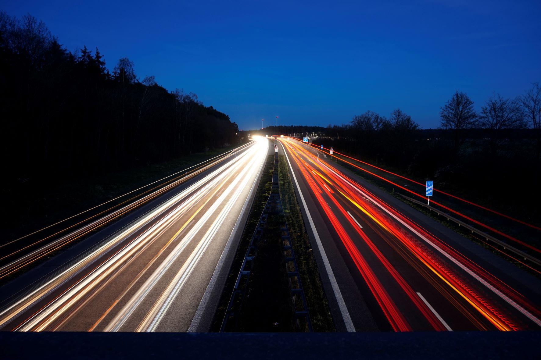 „Osterreiseverkehr anders“: Aufgenommen von der Brücke über die A6 in der Nähe von Herrieden, Landkreis Ansbach.