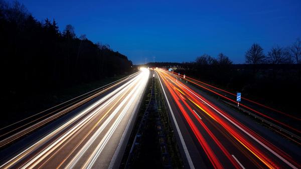 „Osterreiseverkehr anders“: Aufgenommen von der Brücke über die A6 in der Nähe von Herrieden, Landkreis Ansbach.